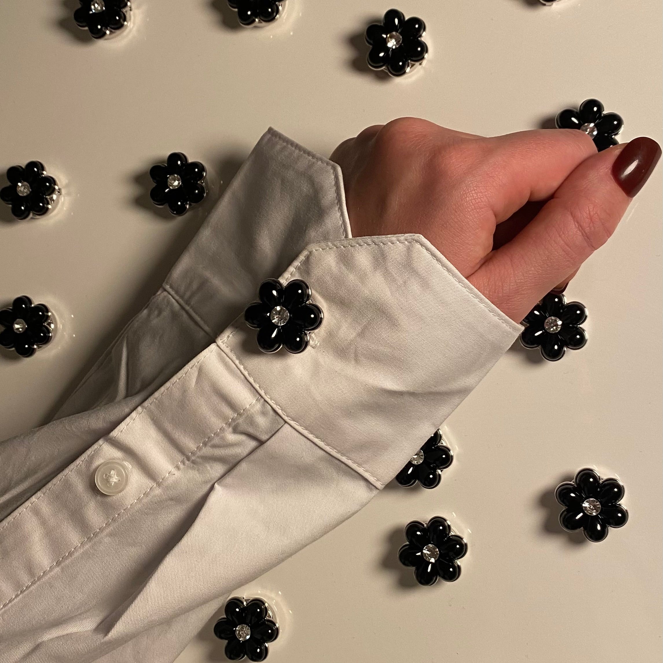 Josefine Knappsmycke Svart