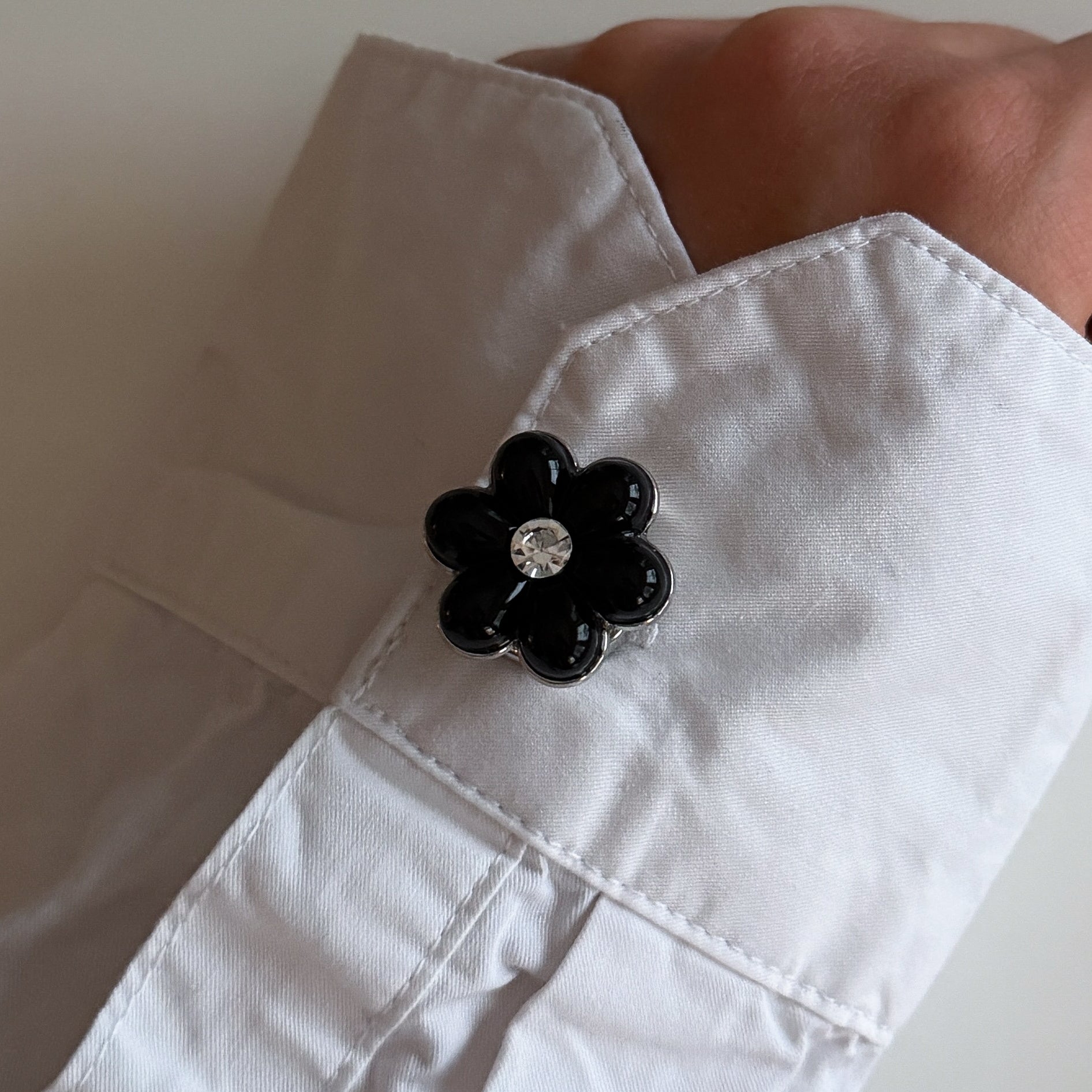 Josefine Knappsmycke Svart