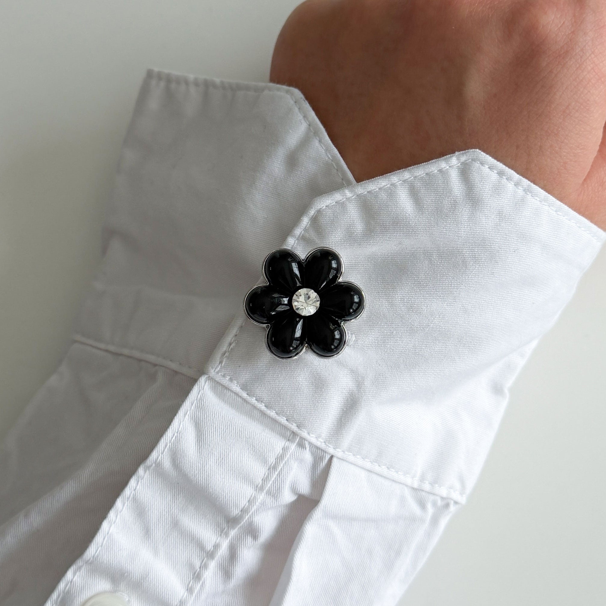 Josefine Knappsmycke Svart